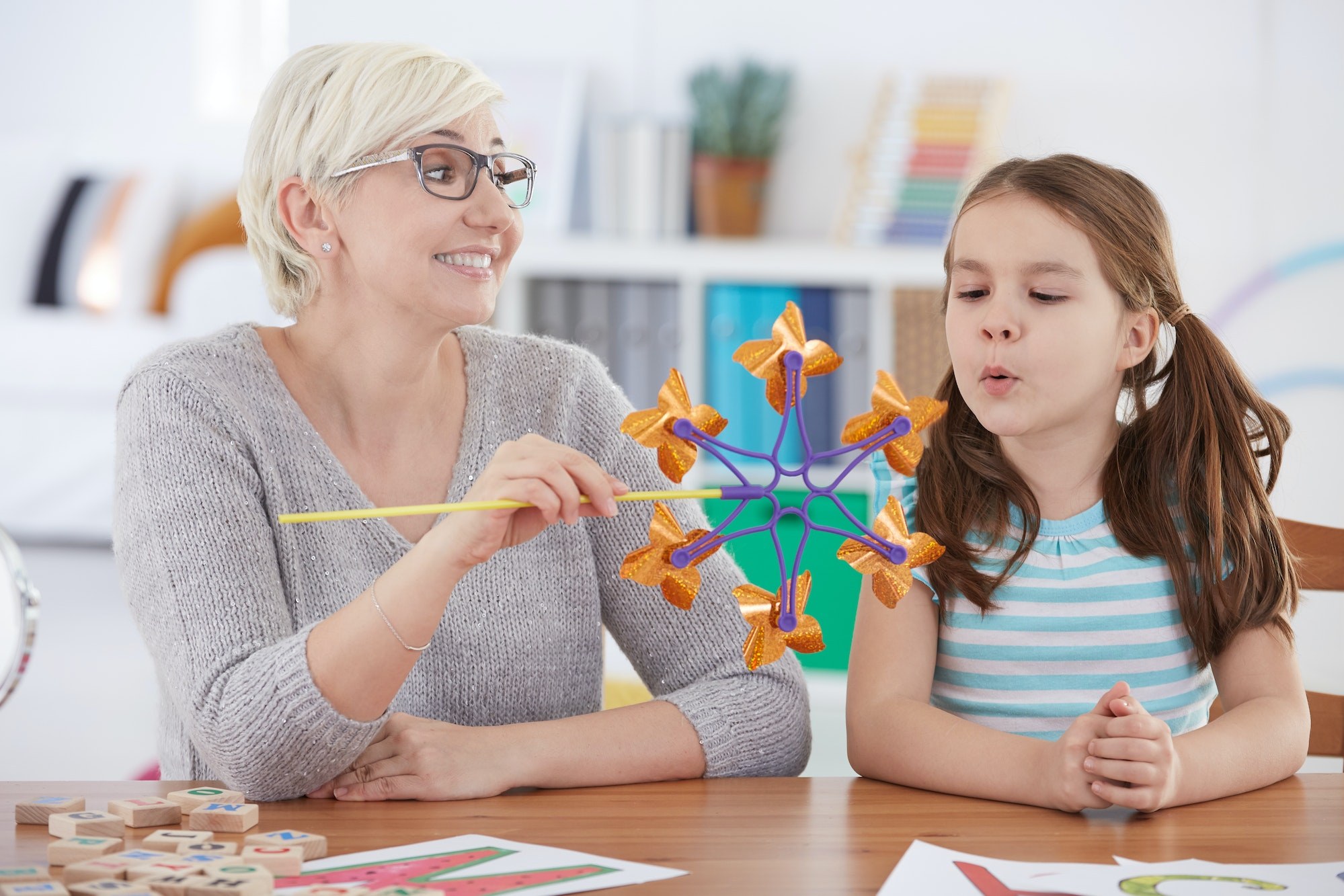 Una terapeuta realizando una actividad de evaluación con una niña